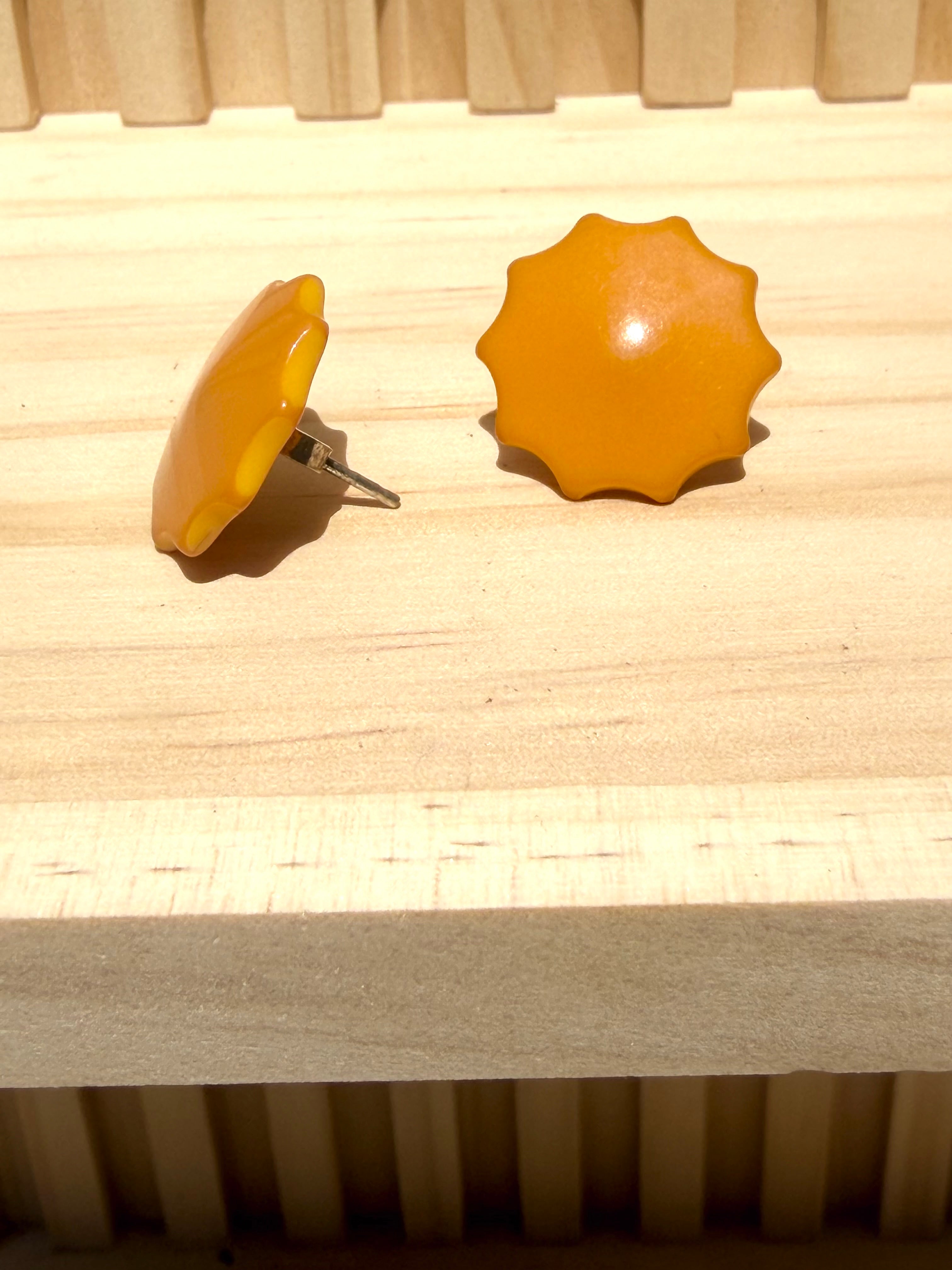 Vintage Scalloped Edge Bakelite Stud Earrings 5/8"